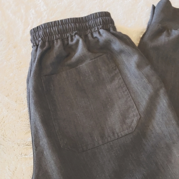 🌺 Like New Beyond Scrubs Gray Scrub Set - Picture 11 of 15